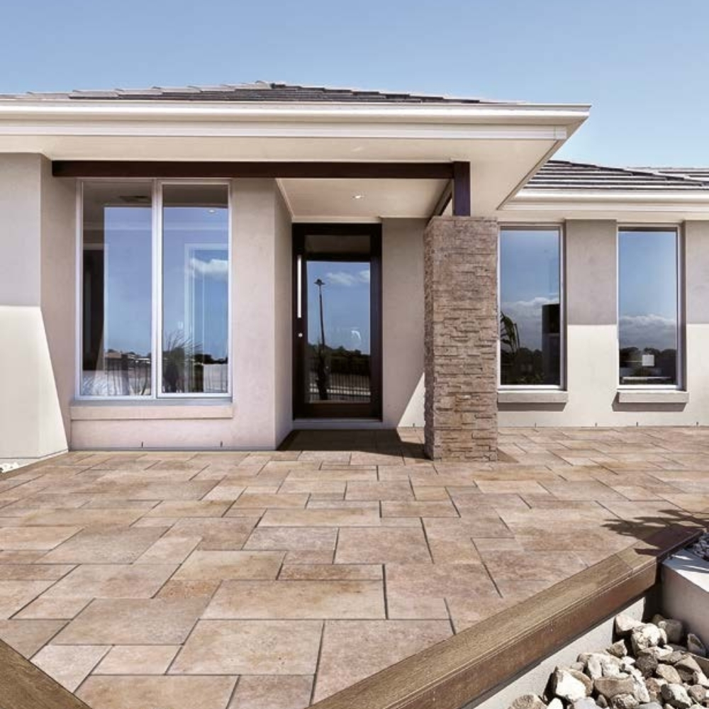 découvrez comment choisir et entretenir votre dallage en pierre avec des solutions anti-glissade efficaces pour garantir sécurité et esthétisme.