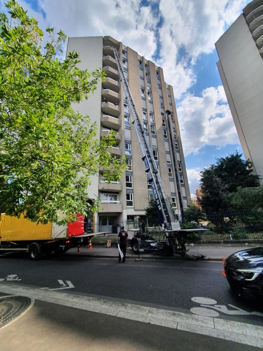 location de monte-meubles pour un accès facile par la cour, idéal pour le transport sécurisé de meubles volumineux en toute simplicité.