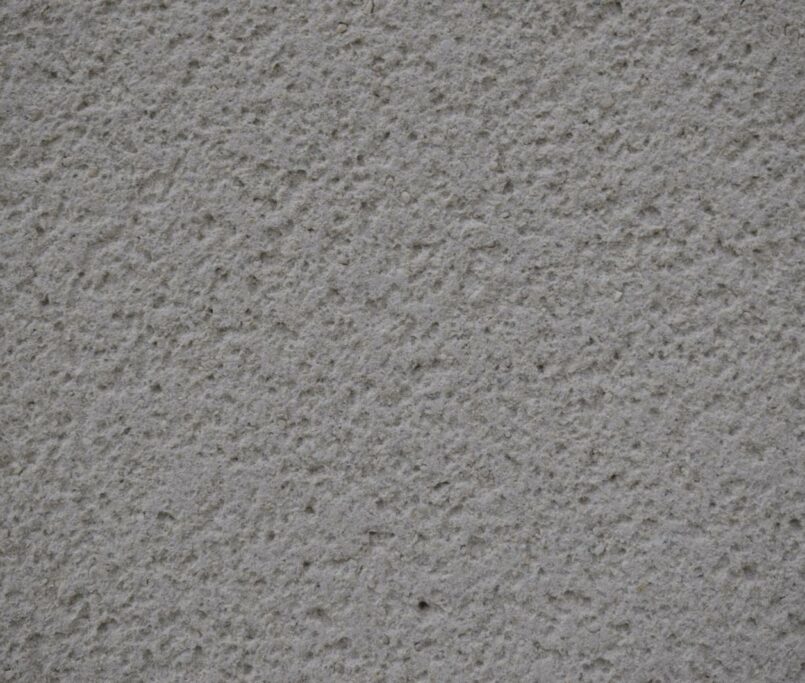 découvrez comment éviter les erreurs courantes lors d'un ravalement avec finition grattée ratée et les solutions pour réparer efficacement votre façade.